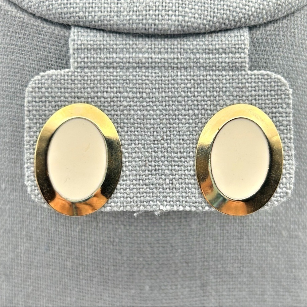 Vintage Gold Tone Oval and Cream Lightweight Classic Stud Pierced Earrings